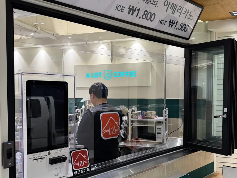 대형창에 틈 없이 시공한 테이크아웃 카페 가림막